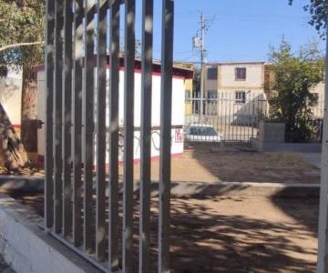 Alumnos llevan clases al aire libre ante malas condiciones de plantel