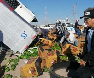 Vuelca tráiler cargado de chiles y pobladores hacen rapiña