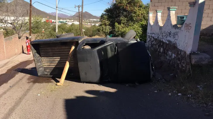 ¡Volvió a nacer! Pick up se vuelca y el conductor sale ileso