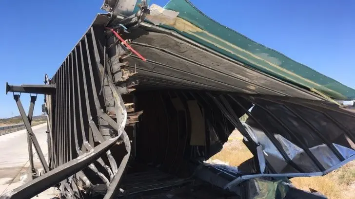 Rapiñeros dejaron limpio a tráiler que volcó en tramo Hermosillo-Obregón