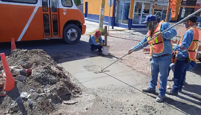 Reponen alcantarilla en Villa del Real