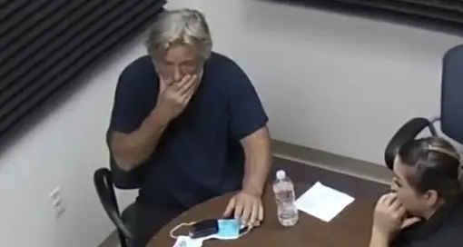 Desgarrador momento de Alec Baldwin al saber de la muerte de Halyna Hutchins