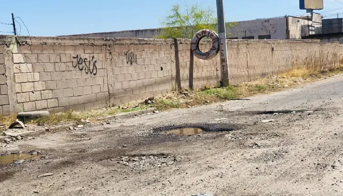 Enorme hoyo en la Café Combate daña vehículos a diario