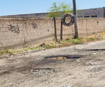 Enorme hoyo en la Café Combate daña vehículos a diario