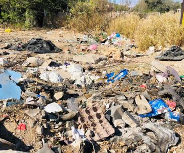 Vecinos de la colonia Vista Real transitan entre la basura