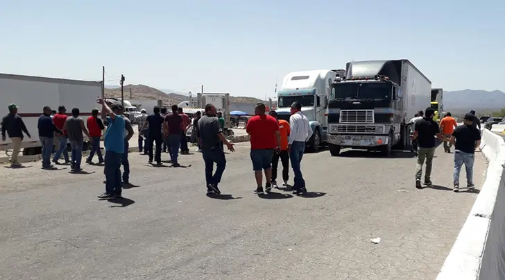 Bloqueo de transportistas en Nogales provoca caos vial y retrasos de entregas