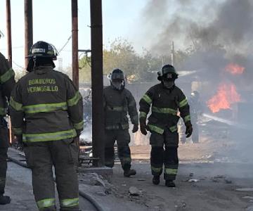 Incendio en recicladora amenazó locales del tianguis Palo Verde