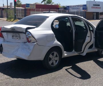 No vio el semáforo en rojo y se estrelló contra otro vehículo al poniente de Hermosillo