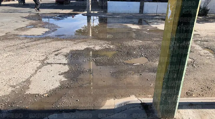 Fuga de agua potable en Villas del Real preocupa a vecinos