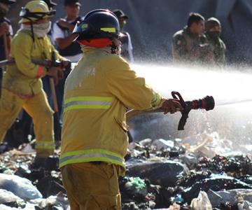 Efecto lupa provoca incendio en el relleno sanitario de Guaymas