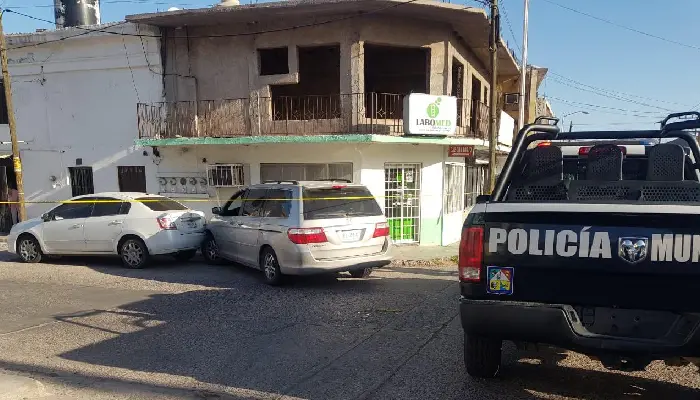 Persecución policiaca por robo de vehículo termina en choque