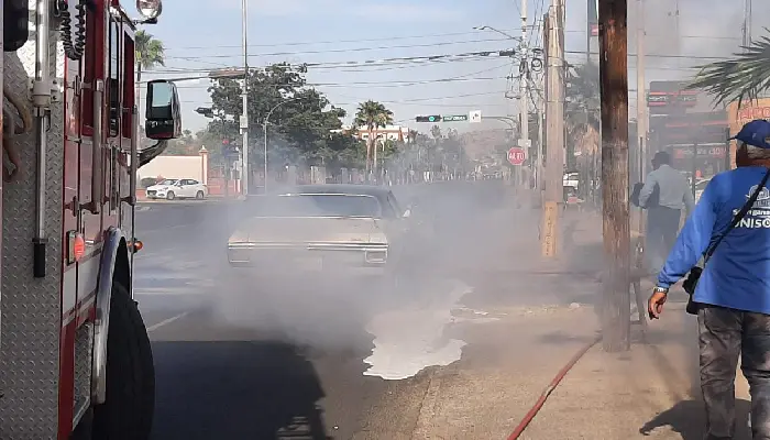 Se incendia vehículo en el cruce de Colosio y Reforma