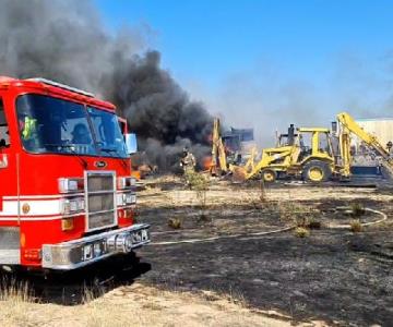 Incendio de maleza acaba en maquinas retroexcavadoras