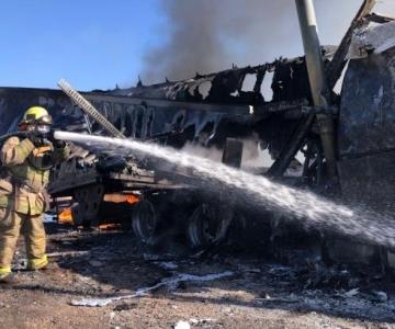 Tráiler queda en cenizas en tramo carretero Navojoa-Obregón