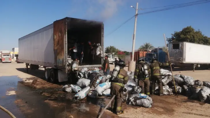 Se incendia tráiler cargado de carbón en la zona de la Central de Abastos