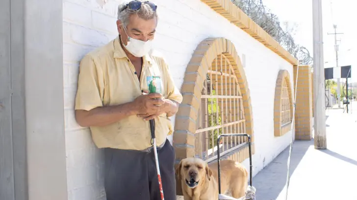 A pesar de sus problemas de salud, Jesús y su fiel compañero venden veladoras de San Judas