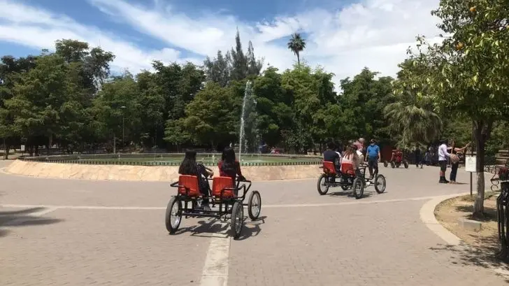 Pasan una tarde agradable en el Parque Madero