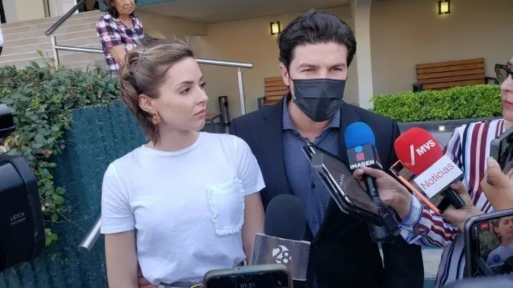 Samuel García y Mariana Rodríguez acompañan a familiares de Debanhi
