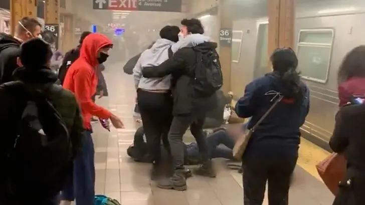 Tiroteo en metro de Nueva York deja 5 heridos de gravedad