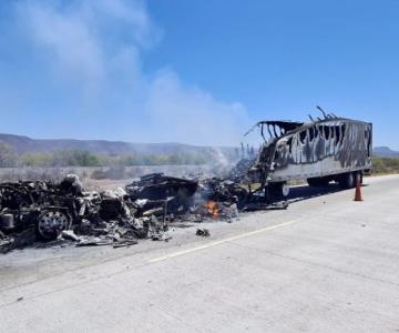 Tráiler queda calcinado tras haberse incendiado en carretera