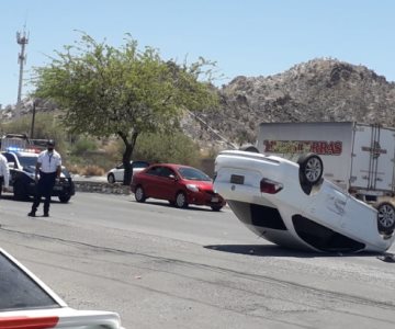 Se vuelca vehículo en el Camino del Seri