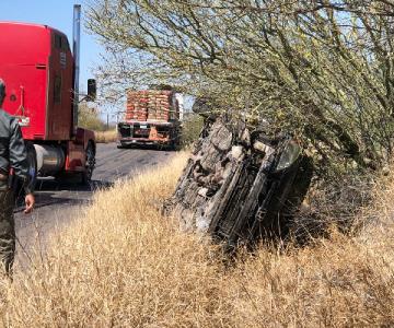 Vehículo queda volcado en carretera Hermosillo-Mazatan