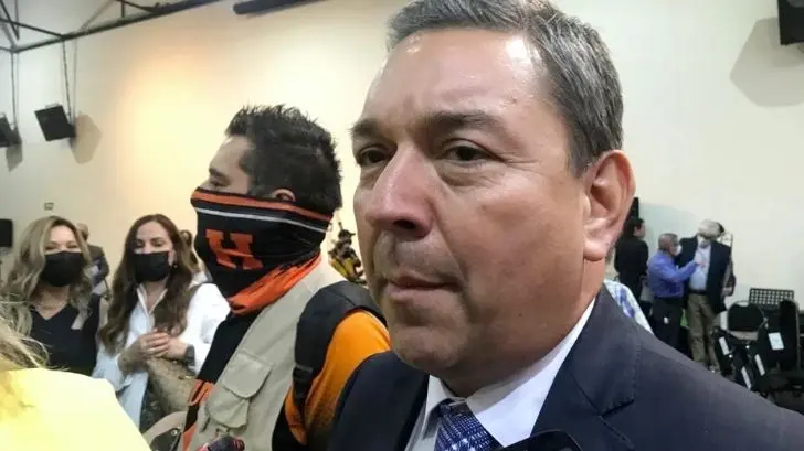 Niña cae en alcantarilla abierta afuera de primaria; no reporta lesiones