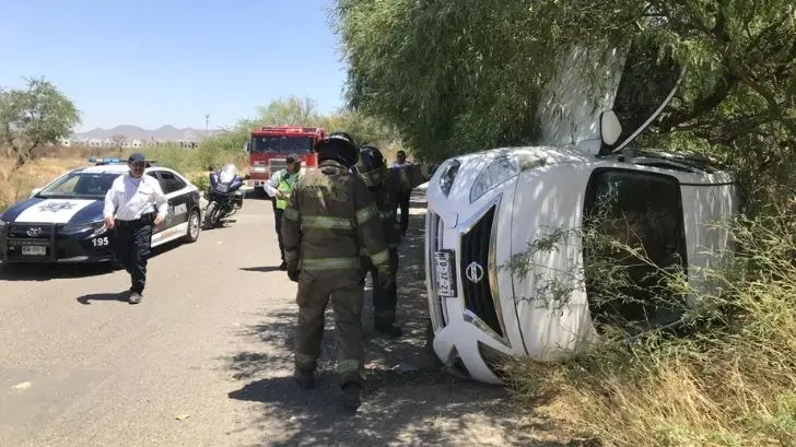 Hermosillo: automóvil vuelca y queda de costado en colonia El Apache