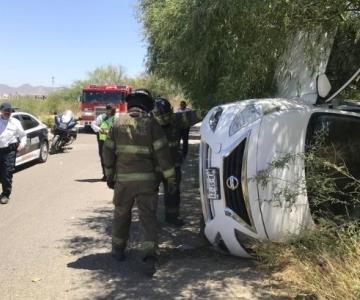 Hermosillo: automóvil vuelca y queda de costado en colonia El Apache