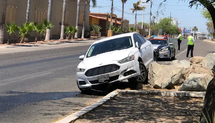Termina sobre el camellón por esquivar invasión de carril