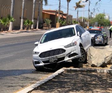 Termina sobre el camellón por esquivar invasión de carril