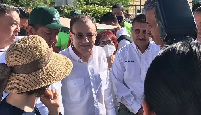 Alfonso Durazo escucha a los sindicatos liderando desfile del Día del Trabajo