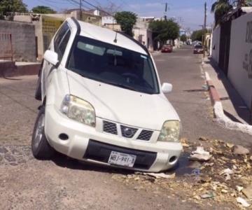 Vehículo cae a una alcantarilla destapada en la colonia Centro