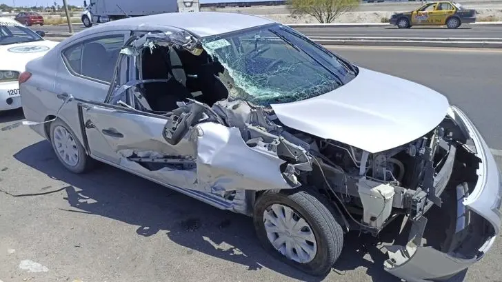 Automóvil se impacta contra trailer en el puente Douglas de Empalme
