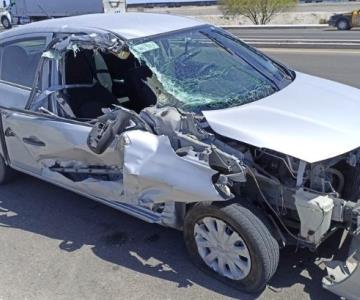 Automóvil se impacta contra trailer en el puente Douglas de Empalme