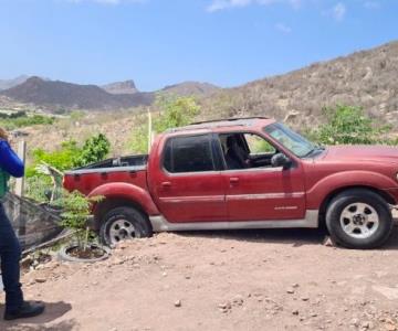 Automóvil se salva de caer a barranco tras sufrir falla mecánica