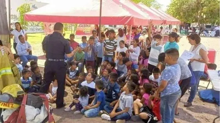 Bomberos de Ciudad Obregón enseñan a menores qué hacer ante emergencias