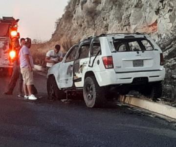 Camioneta queda consumida por el fuego tras falla mecanica