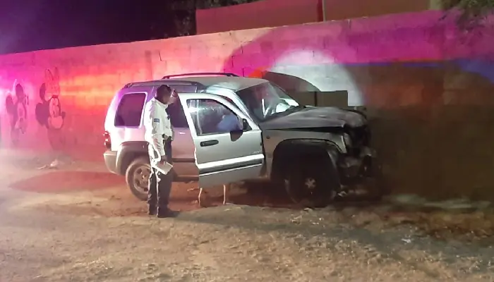 Mujer queda atrapada tras estrellarse contra una barda