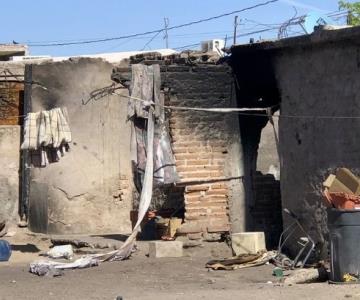 Sofocan incendio en casa abandonada de la colonia Choyal