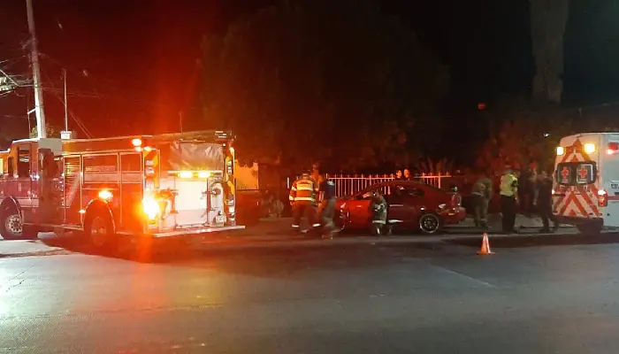 Pierde el control y se estrella contra vehículo estacionado en El Ranchito