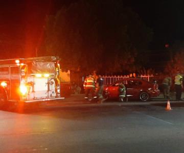 Pierde el control y se estrella contra vehículo estacionado en El Ranchito