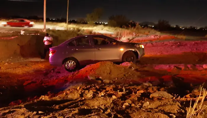Pierde el control en una curva y termina en la terracería