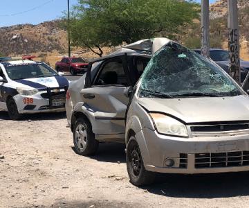 Vehículo queda destrozado tras impacto con alumbrado público