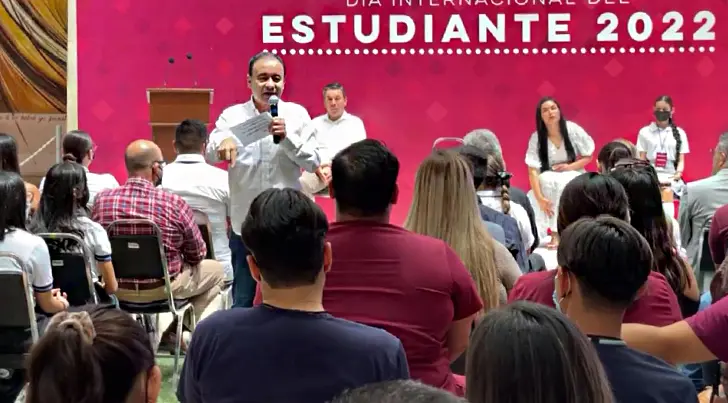 Busca el Gobernador crear un fondo de becas para estudiantes