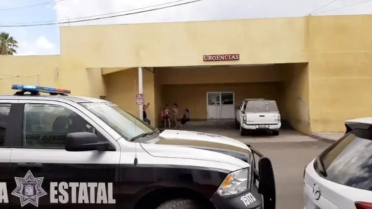 Joven herido de bala es tirado afuera de un hospital; se encuentra grave