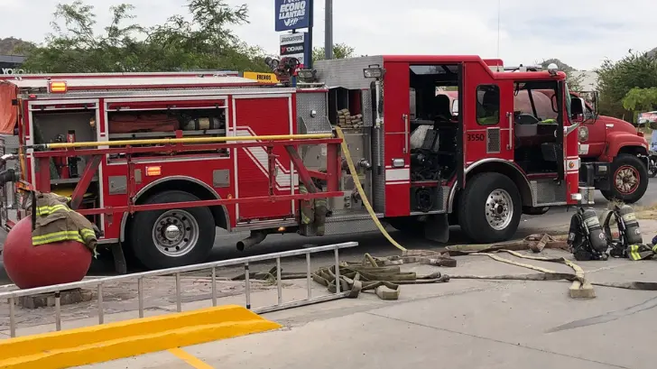 Bomberos de Hermosillo sofocan incendio en vivienda abandonada