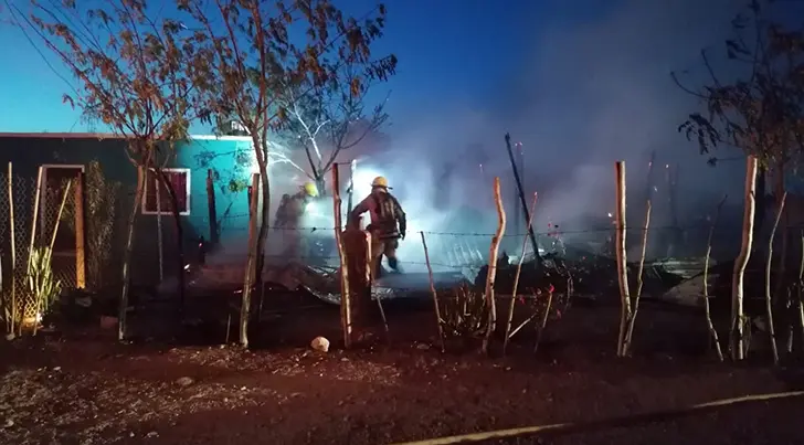 Navojoa: fuga de gas provoca incendio que acaba con una vivienda