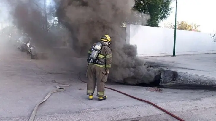 Hermosillo: tubería de drenaje sufre fuerte incendio en El Jito