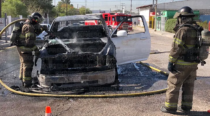 Fuerte incendio acaba con vehículo en la colonia San Luis
